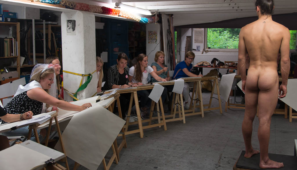 vrouwen vrijgezellenfeest workshop tekenen mannelijk naaktmodel