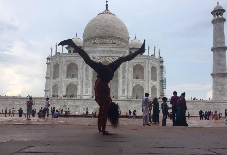 Juan David doing handstand in front of Taj Mahal